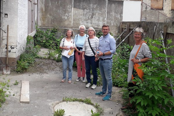 Besichtigung Der Architekt und vier Vereinsmitglieder bei der Hofbegehung
